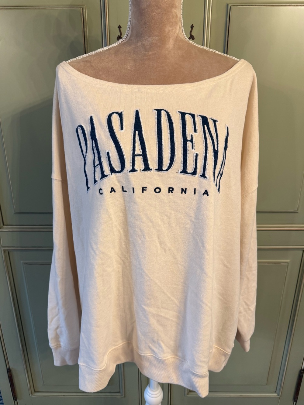 Hollister- Pasadena California Off-Shoulder Pullover Sweatshirt - Cream/Navy